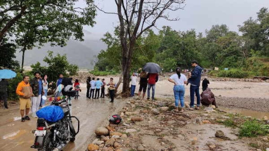 उत्तराखंड-(सड़क हादसा) यहां दो बाइक सवार युवकों की डंपर की चपेट में आकर दर्दनाक मौत, परिजनों में कोहराम