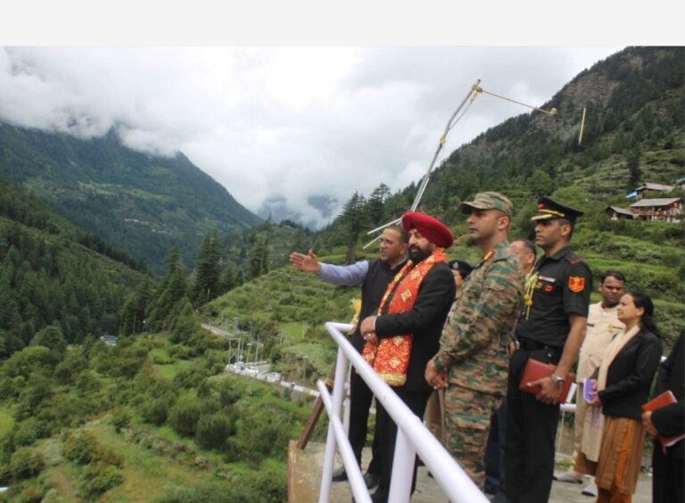 राज्यपाल लफ्टिनेंट जनरल गुरमीत सिंह ने उत्तरकाशी जिले के आपदा क्षेत्र का दौरा किया 